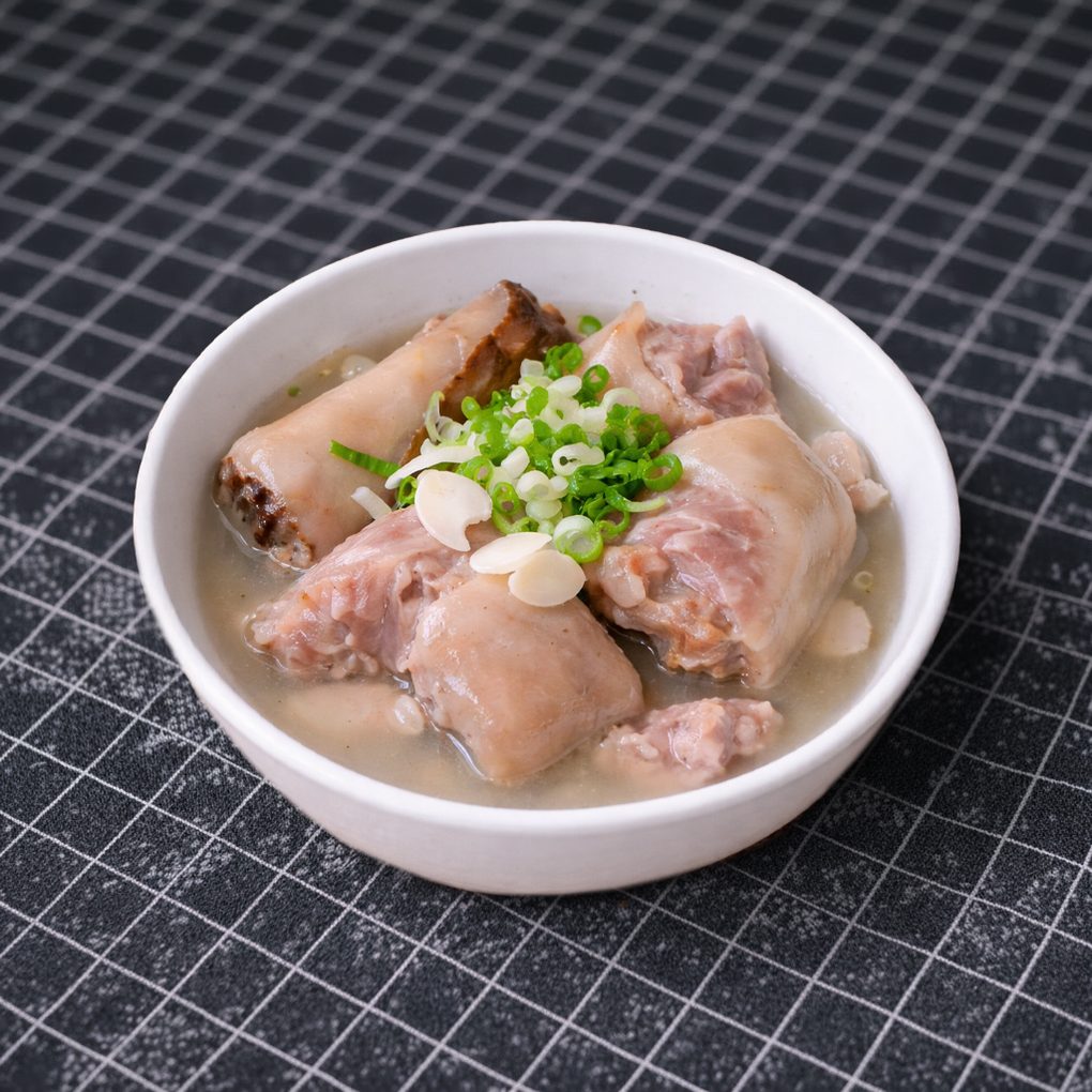 Traditional Pigs Foot Broth (Chengdu) 丁婆婆儿时小推车蹄花汤 (成都).